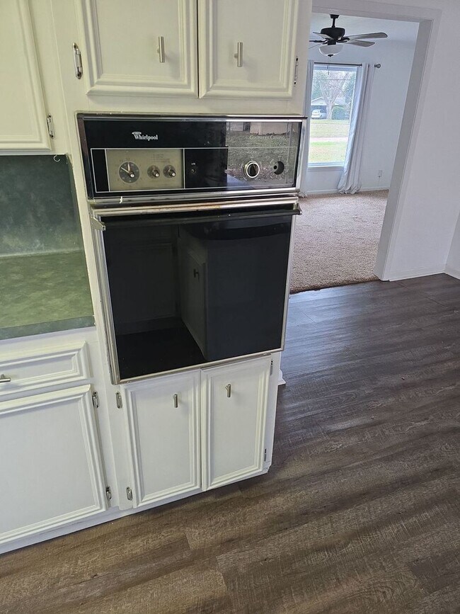 Foto del edificio - Refurbished - 3 bdrm 1.5 bath