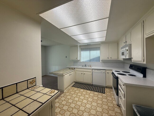 Building Photo - 3 bed, 2 bath single story home in central...