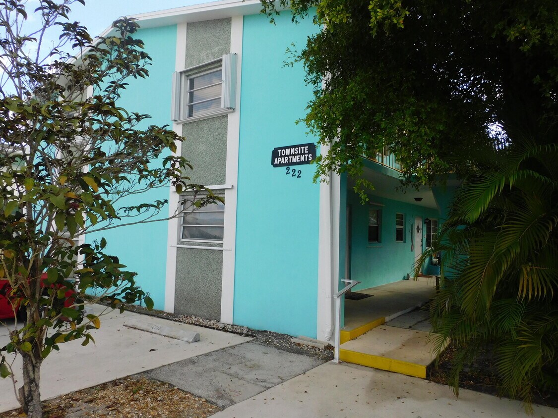 222 N Federal Hwy Unit 8, Lake Worth, FL 33460 Condo for Rent in Lake