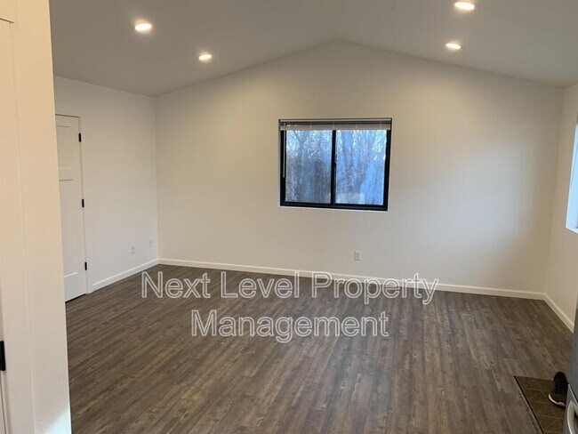 Foto del edificio - 416 Maple Dr