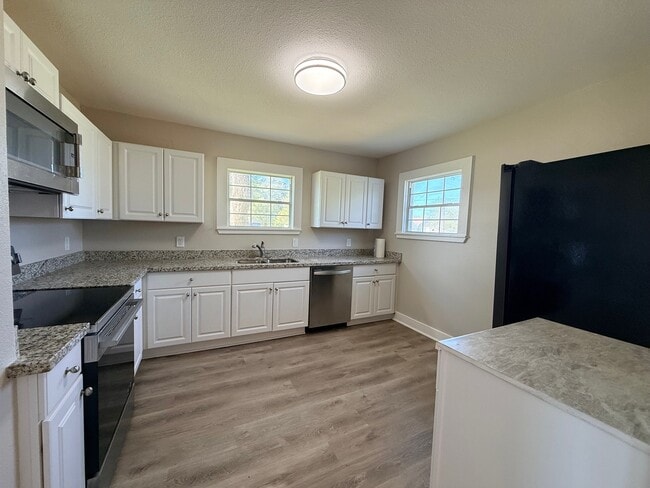 Building Photo - 1026 W 5th St