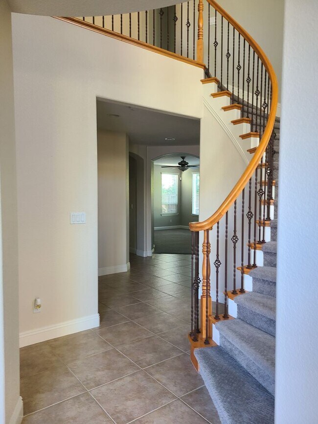 Foto del edificio - 4 Bdrm, 3 Bath on Empire Ranch Golf Course
