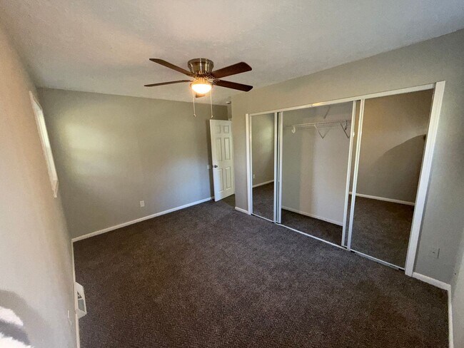 Foto del edificio - 4 BEDROOMS AND 2 FULL BATHROOMS