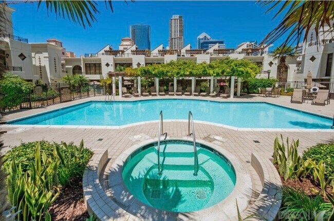Foto del edificio - 700 W Harbor Dr