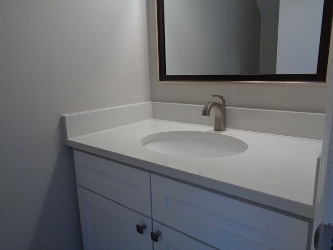 Building Photo - Remodeled Townhouse Apartment in the Heart...