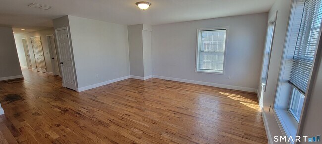 Foto del edificio - 537 Winchester Ave