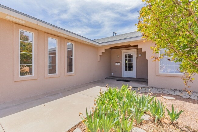 Building Photo - Conveniently located 3 Bedroom, 2 bath