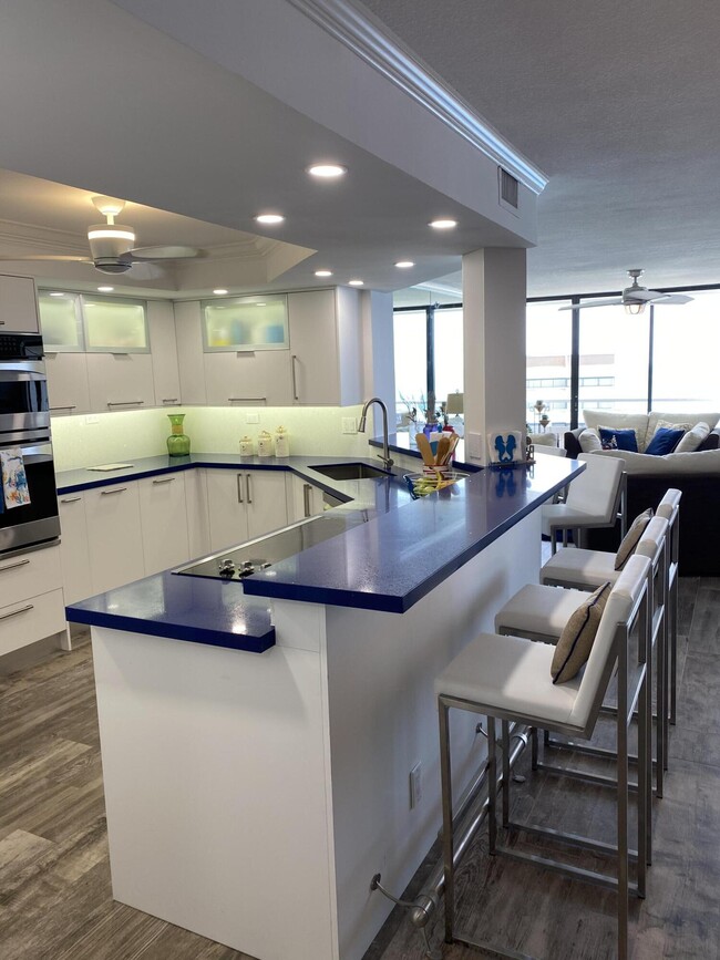 Building Photo - 9950 S Ocean Dr