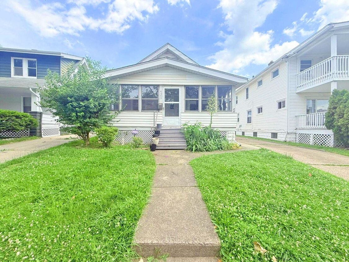 Primary Photo - 4 BED 1 BATH BEAUTIFUL SINGLE FAMILY HOME ...