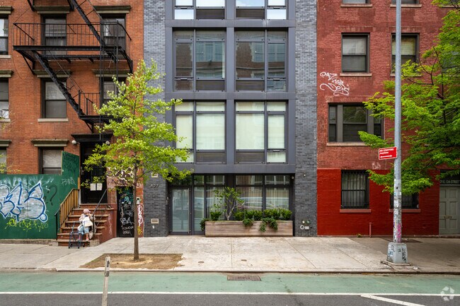 Building Photo - 427 E 12th St