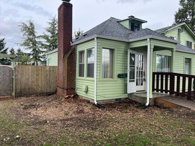 Building Photo - 2 bedroom 1 bath duplex in great neighborh...