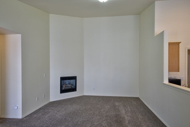 Building Photo - 882 NE Hidden Valley Dr