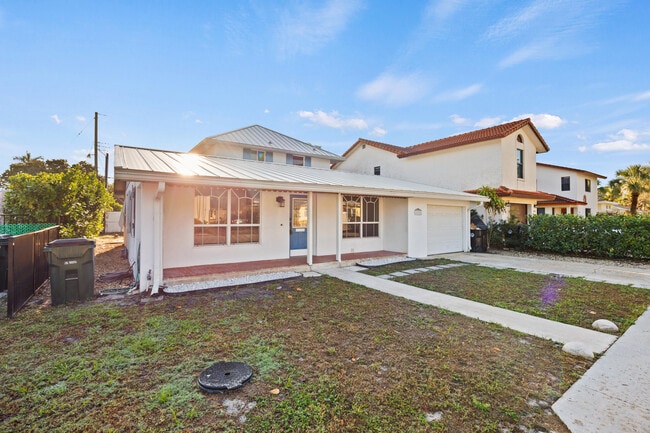 Building Photo - 1828 N Palmway