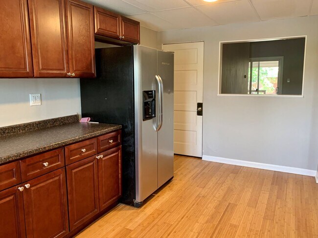 Building Photo - 4 Bedroom House in Southside Flats! Centra...