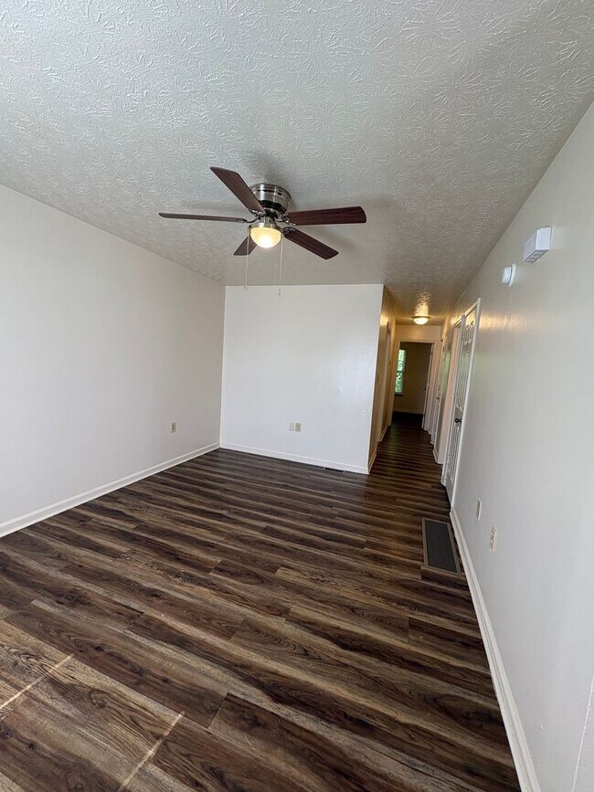 Foto del edificio - 3 Bedroom 2 Bath Duplex w/ Finished Basement