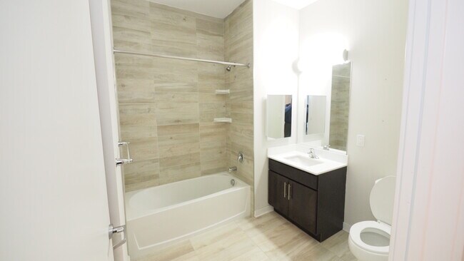 Baño completo con porcelana italiana - 40 E Cherry St