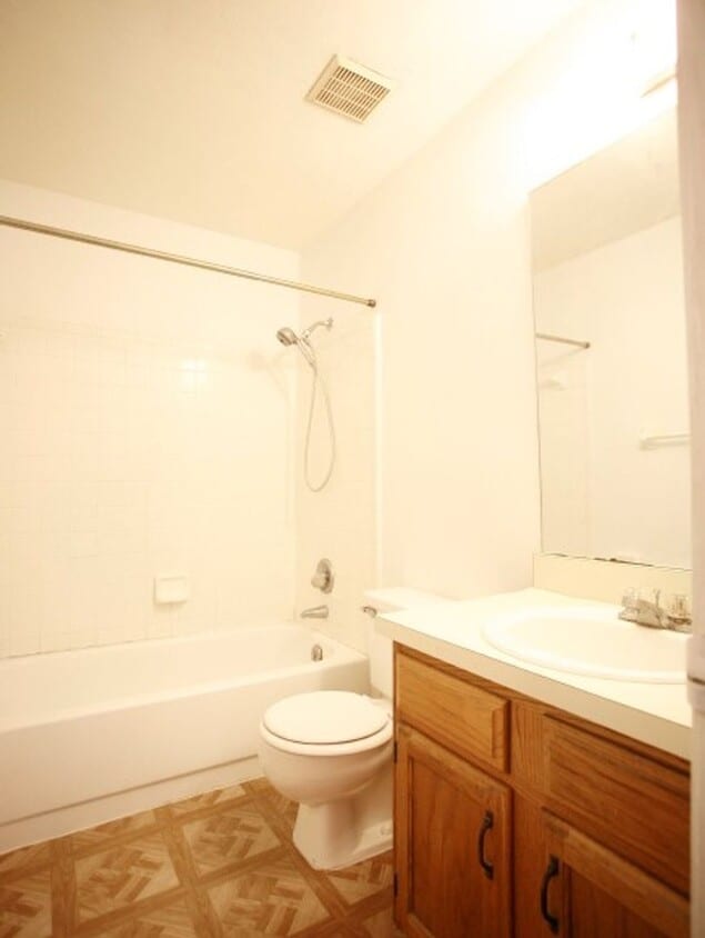 Beautiful 2 bedroom/ 2 bath townhome - Beautiful 2 bedroom/ 2 bath townhome