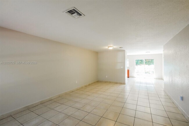 Foto del edificio - 19420 NW 32nd Ave