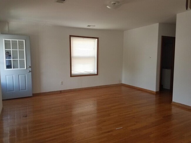 Building Photo - 5022 W Lawrence Ave