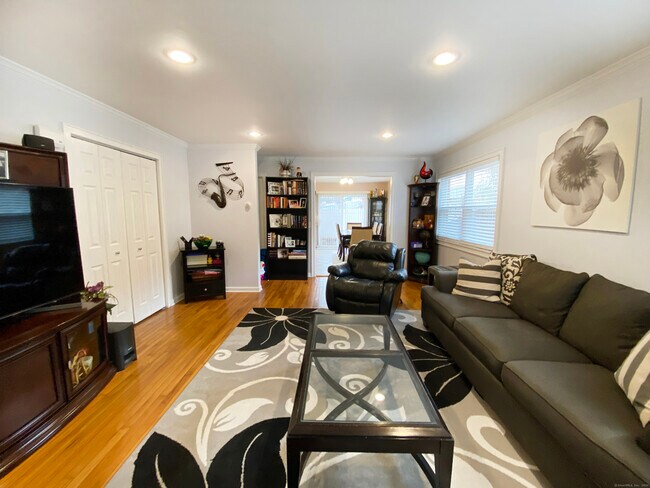 Foto del edificio - 77 Webb Ave