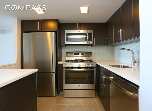 Building Photo - 666 Greenwich St