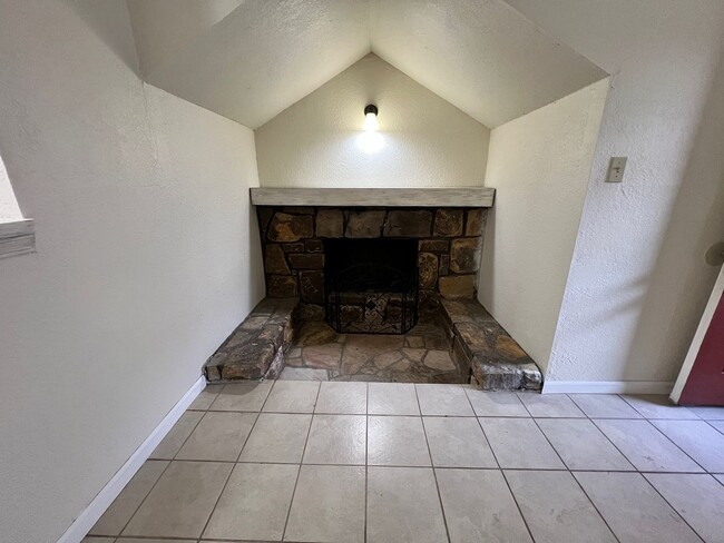 Building Photo - ground floor 1 bedroom condo!