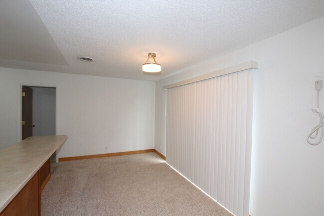 Foto del edificio - Condo for Lease on the West-side of Great ...