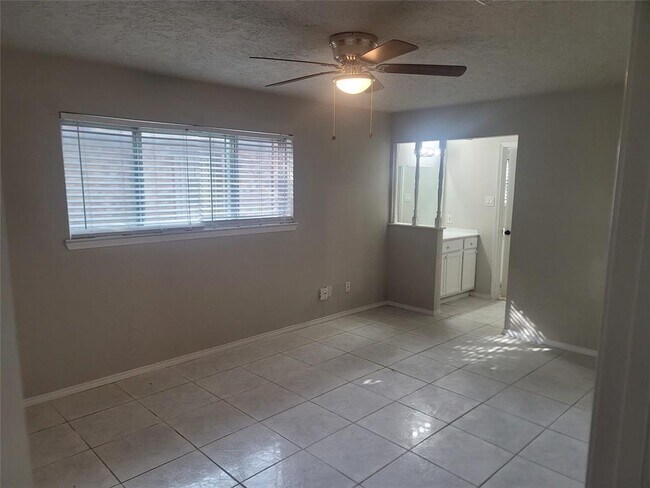 Building Photo - 10601 Sagewind Dr