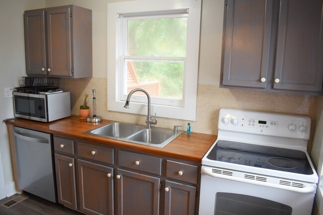 Building Photo - 306 Kenwood Ave