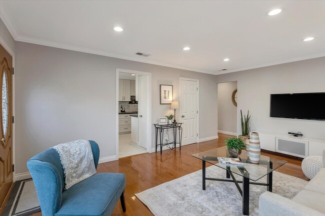 Building Photo - 354 Dana St