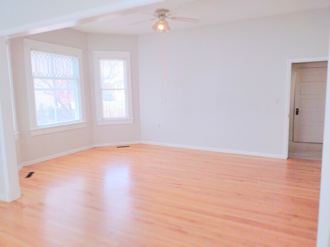 Dining room - 1119 Commercial St