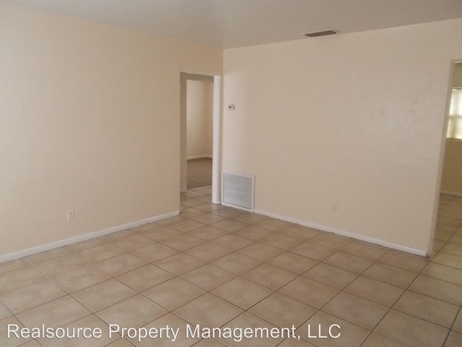 Building Photo - 1405 N Powers Dr
