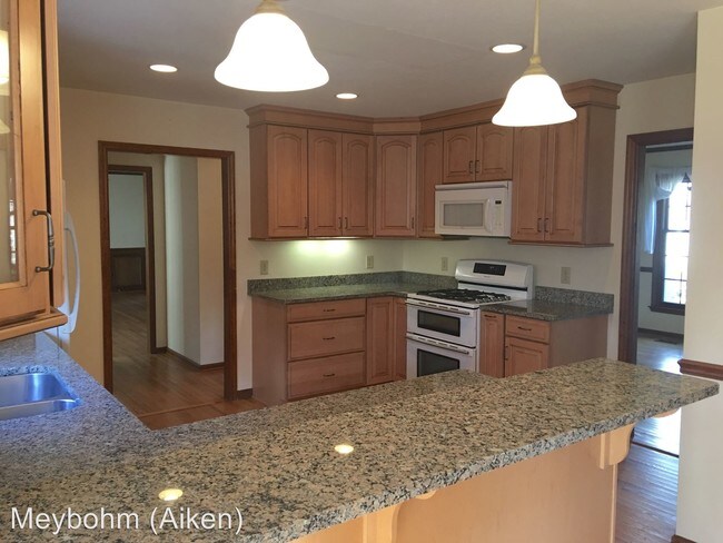 Building Photo - 4022 Woodvalley Dr