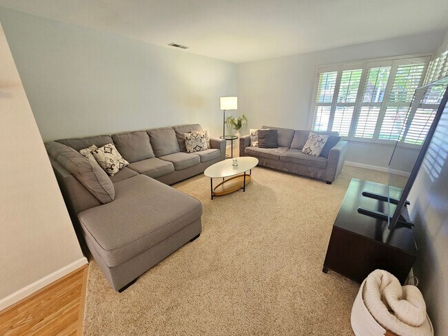 Foto del edificio - Beautiful Two Bedroom Two Bath Home