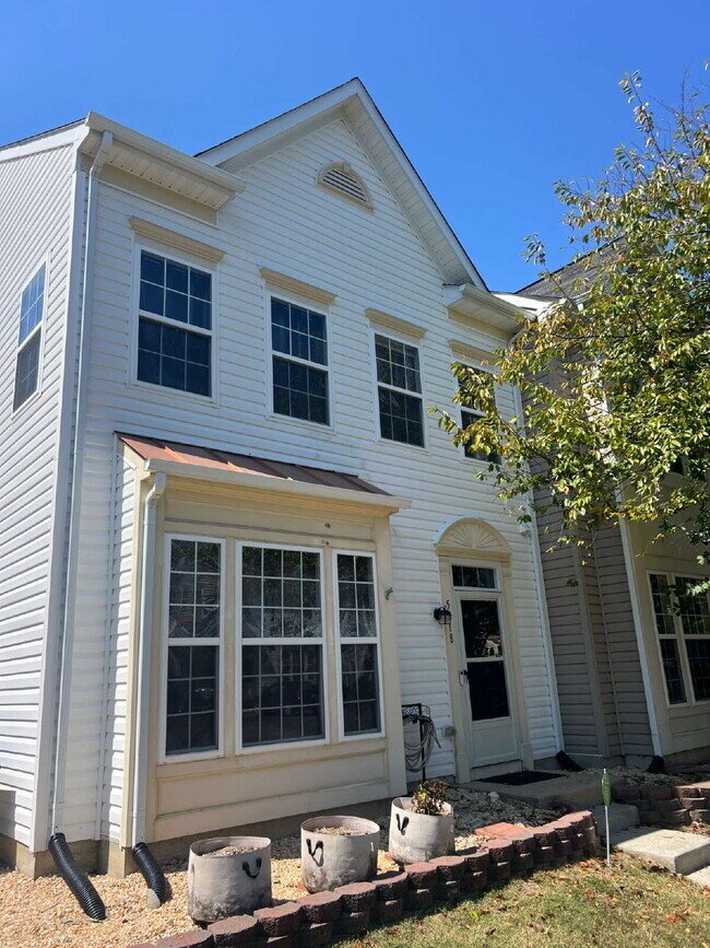 Foto del edificio - Spacious End-Unit 4 Bedroom Townhome for R...