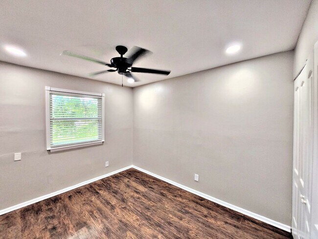 Building Photo - 1506 Oakwood Ave NE