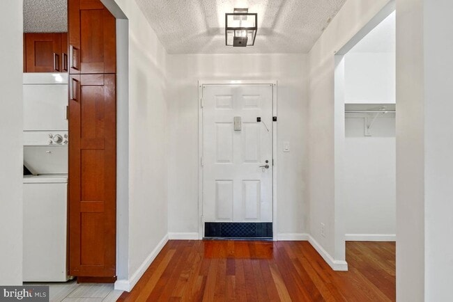 Foto del edificio - 5904 Mt Eagle Dr