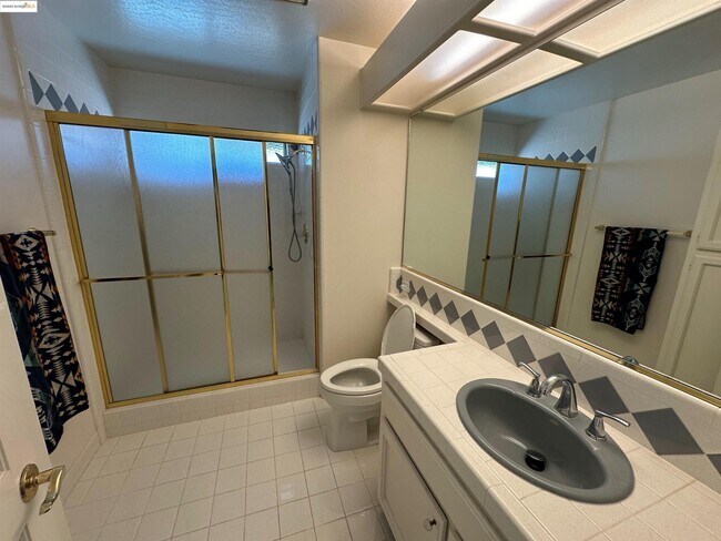 Foto del edificio - 5752 Drakes Dr