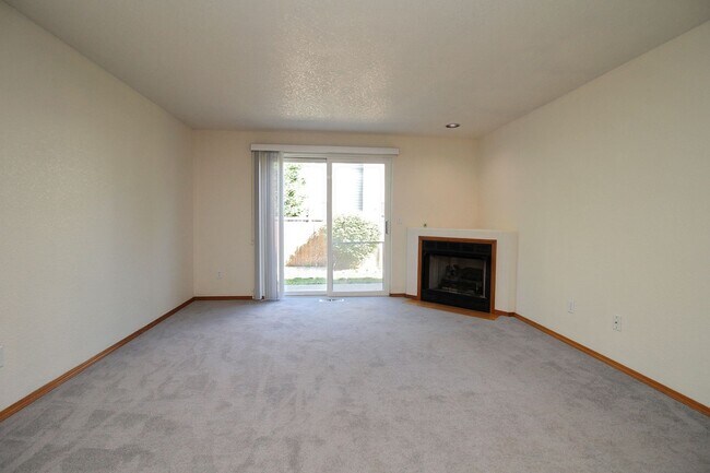Building Photo - Central Aloha 3 Bedroom/2 Bath One-Level H...