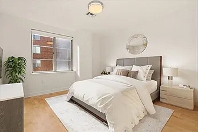 Building Photo - No brokers Fee, Parking Included, In-Unit ...