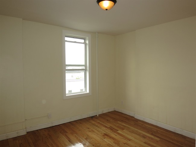 Building Photo - 706 24th St