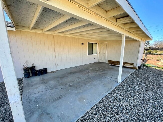 Building Photo - Nice 2 Bedroom Home with Large Yard and Ca...