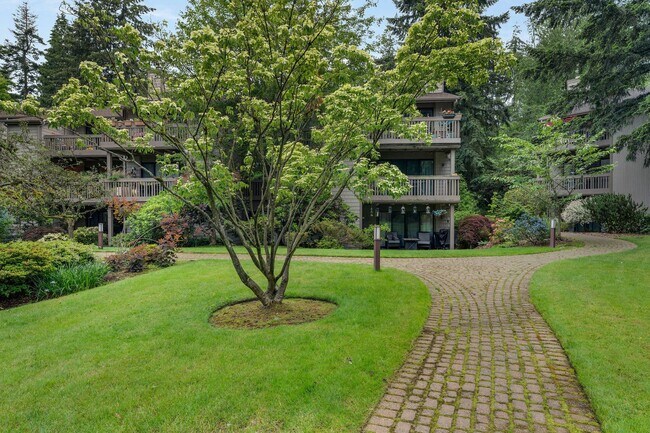 Building Photo - Huge, refreshed 2 bedroom-2 bath in Chambe...