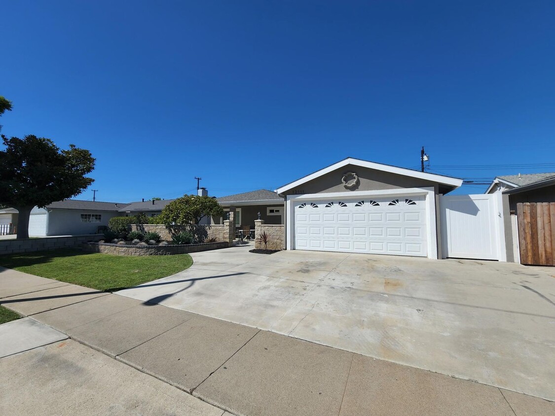 Primary Photo - Beautiful 3 Bedroom 2 Bath Home,