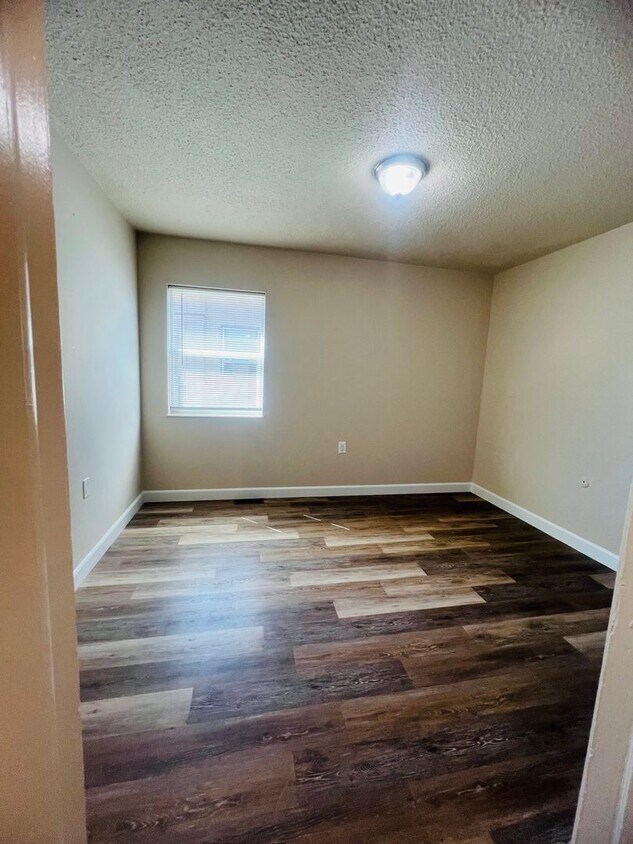 Foto del edificio - Freshly Painted 3 bed 1 bath with fenced front yard minutes from Fort Carson . $300.00 off the fi...