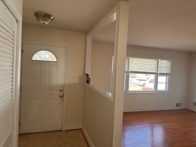 Building Photo - 5233 Queensberry Ave