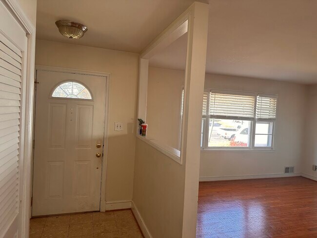 Foto del edificio - 5233 Queensberry Ave