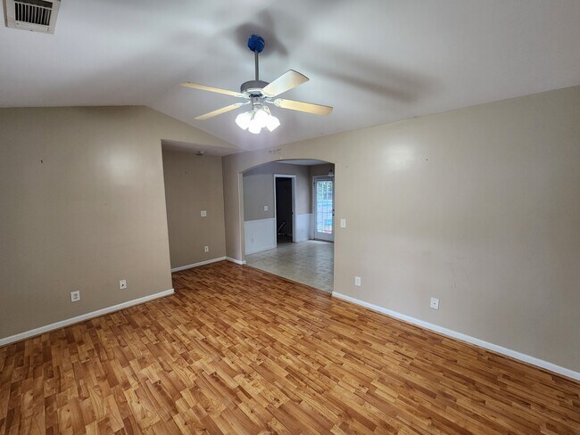 Building Photo - 215 McKenzie Dr