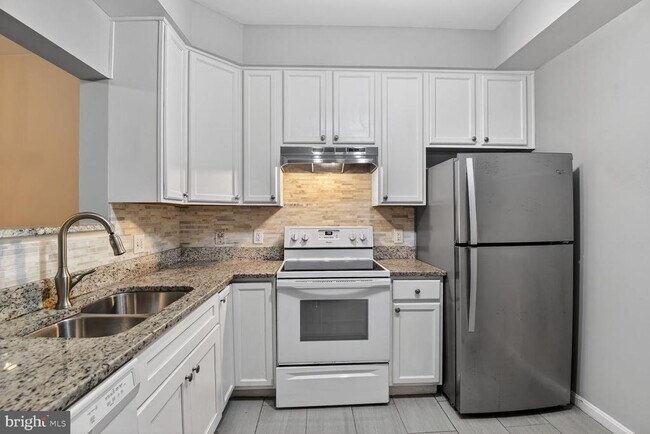 Building Photo - 1908 Gardenia Ct