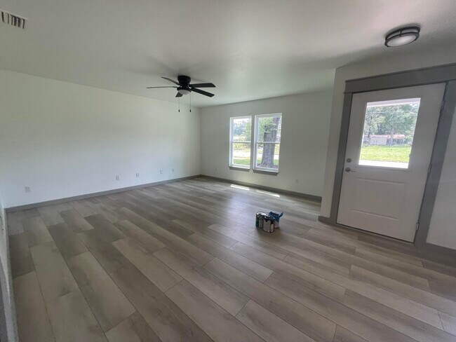 Foto del edificio - 451 Amos St